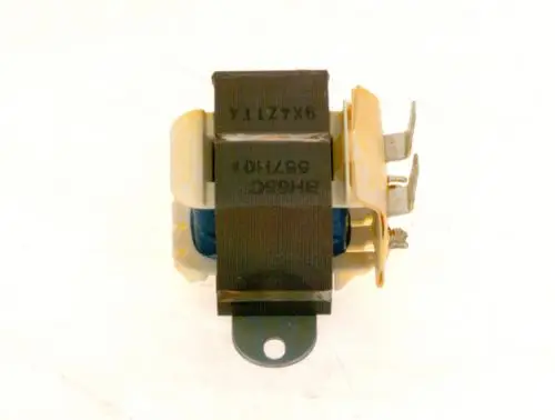 Transformator mit metallischem Gehäuse und Klemmen, auf einer Basis montiert. Bosch-Produkt, geeignet für elektrische Anwendungen.
